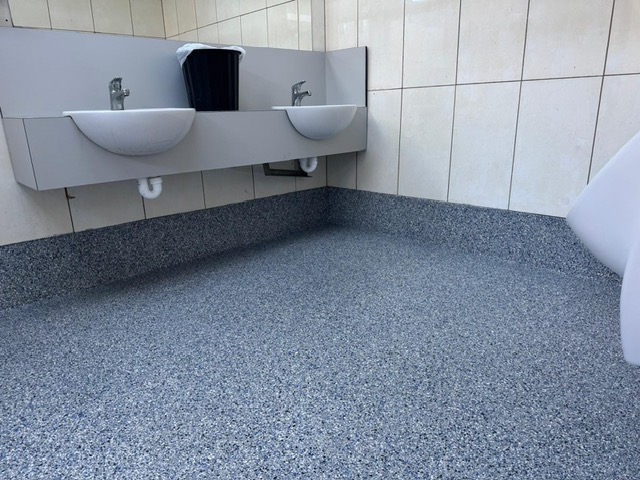 flake top10 holiday park bathrooms terraflake mapei flake Commercial holiday park bathroom with flake flooring and coving